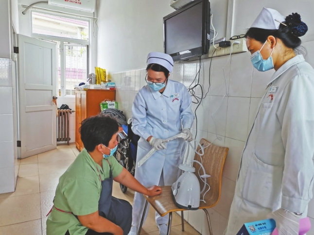 老人口吸痰_市总医院开展护理人员心肺复苏及吸痰技能培训